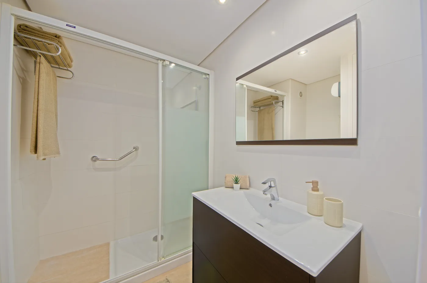 Baño reformado: los seguros de hogar cubren daños por agua, la primera causa de parte