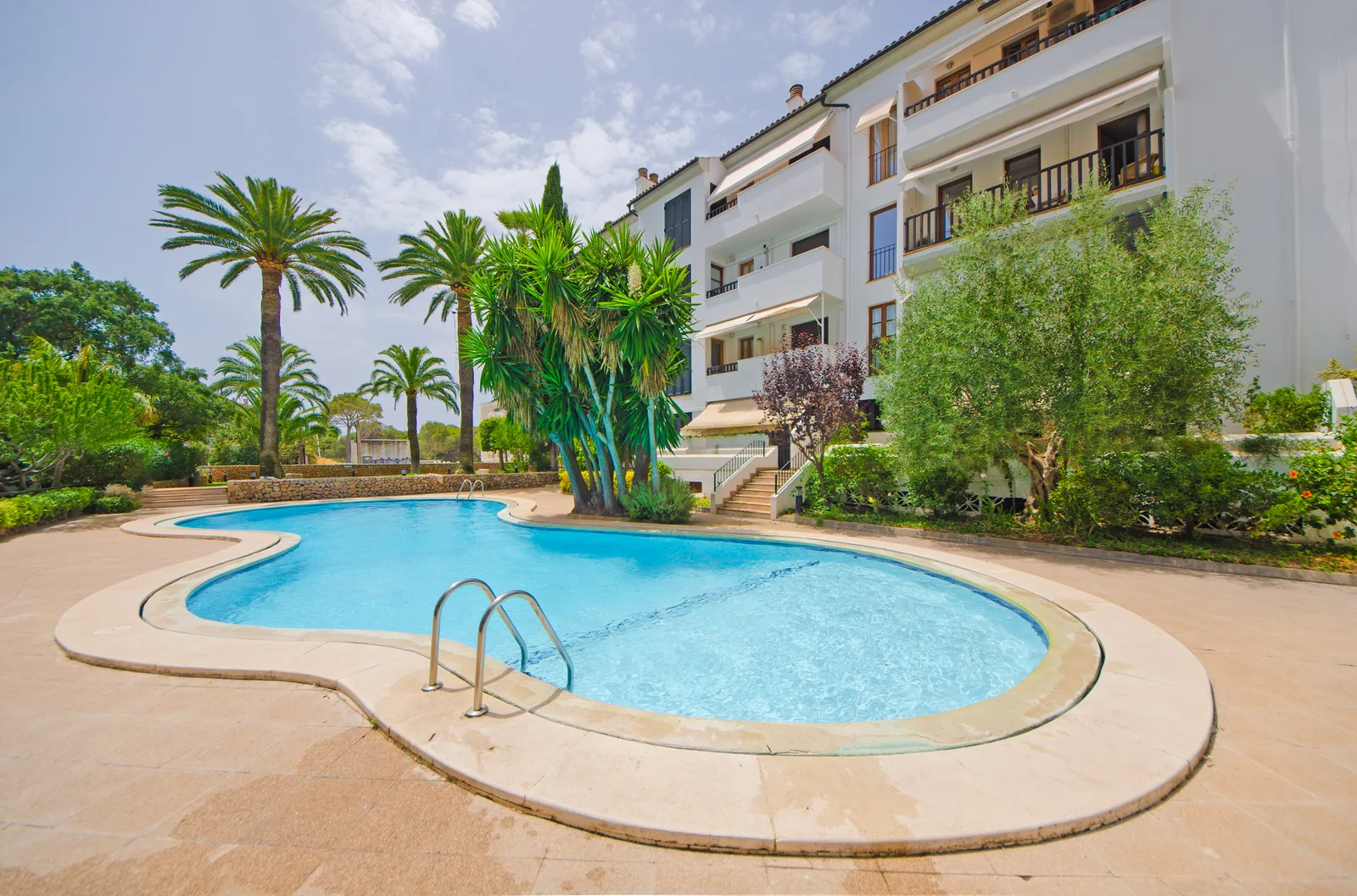 Piscina y jardín de vivienda en Mallorca