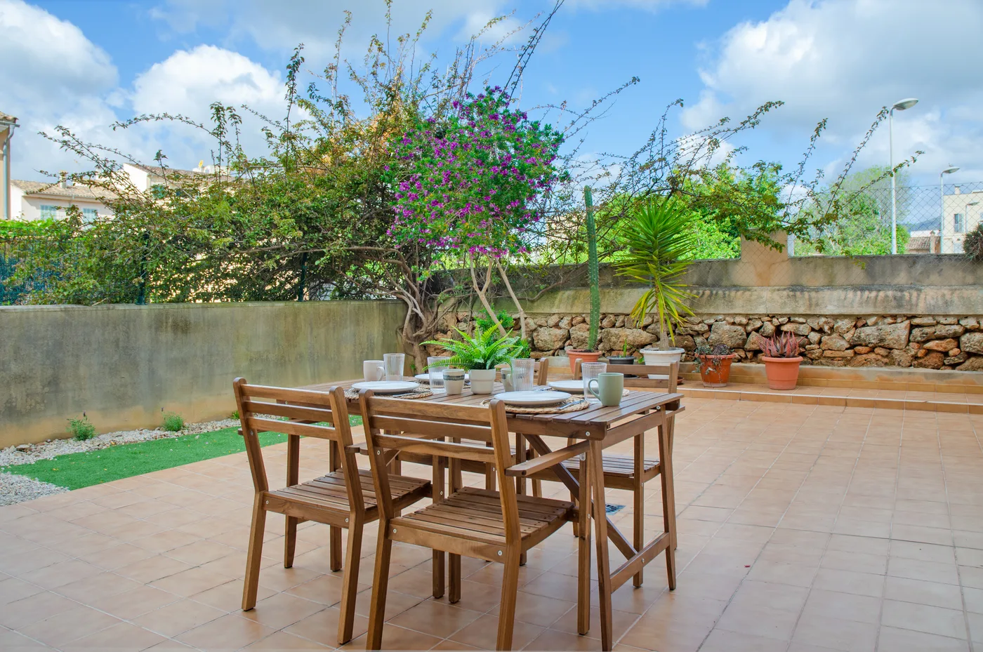 Terraza con mesa preparada al atardecer