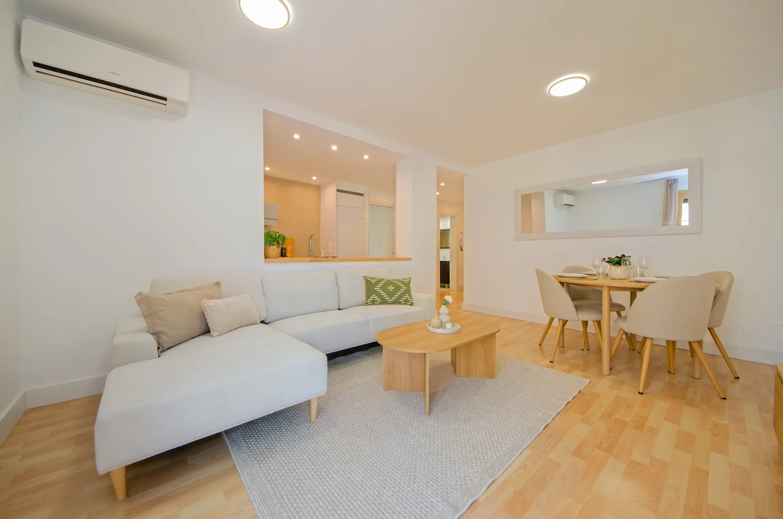 Salón con sofá y mesa de trabajo