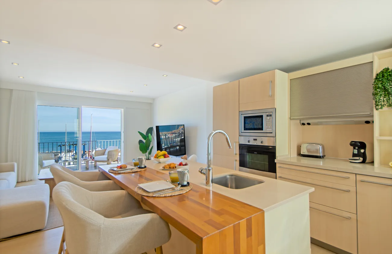 Cocina abierta al salón con vistas al mar